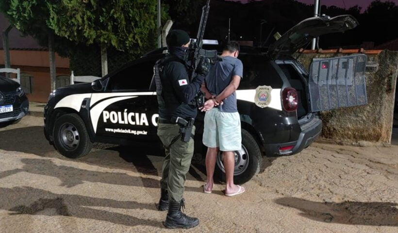 policial segura suspeito algemado. Polícia Civil prende último foragido de roubo a condomínios no Vale