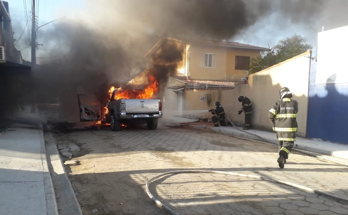 veículo em chamas. Incêndio em caminhonete assusta Vila Amélia, em São Sebastião
