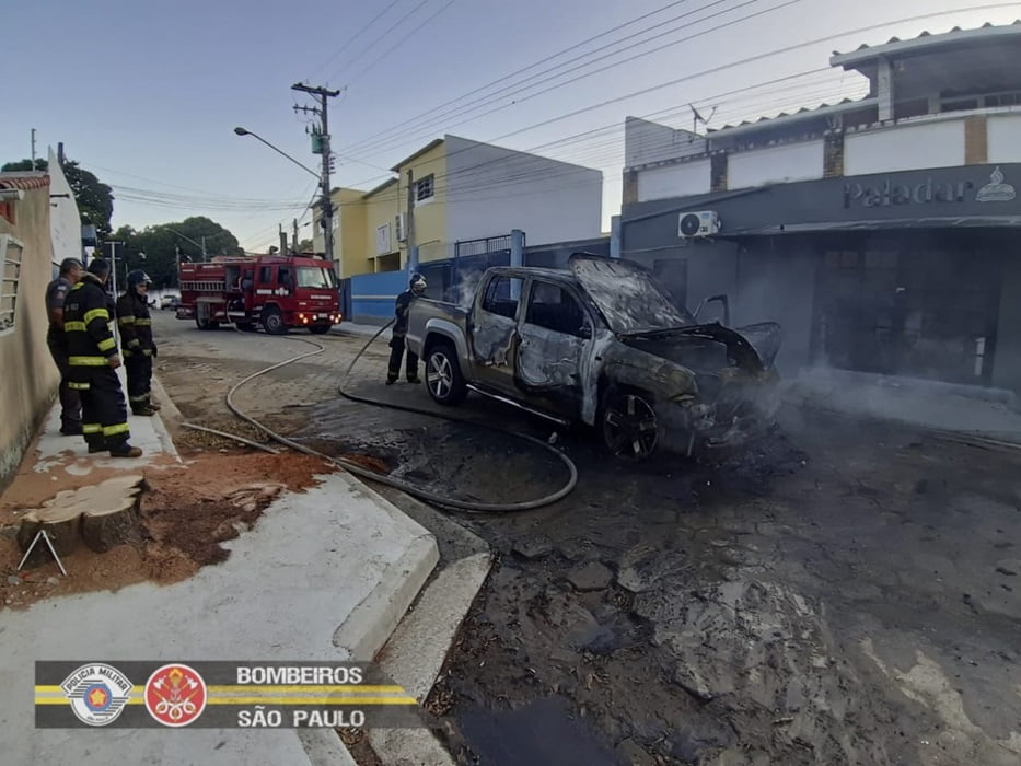 Incêndio em caminhonete assusta Vila Amélia, em São Sebastião