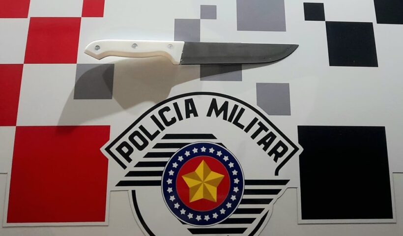 faca apreendida.Homem tem surto e é preso por esfaquear esposa no rosto em São José