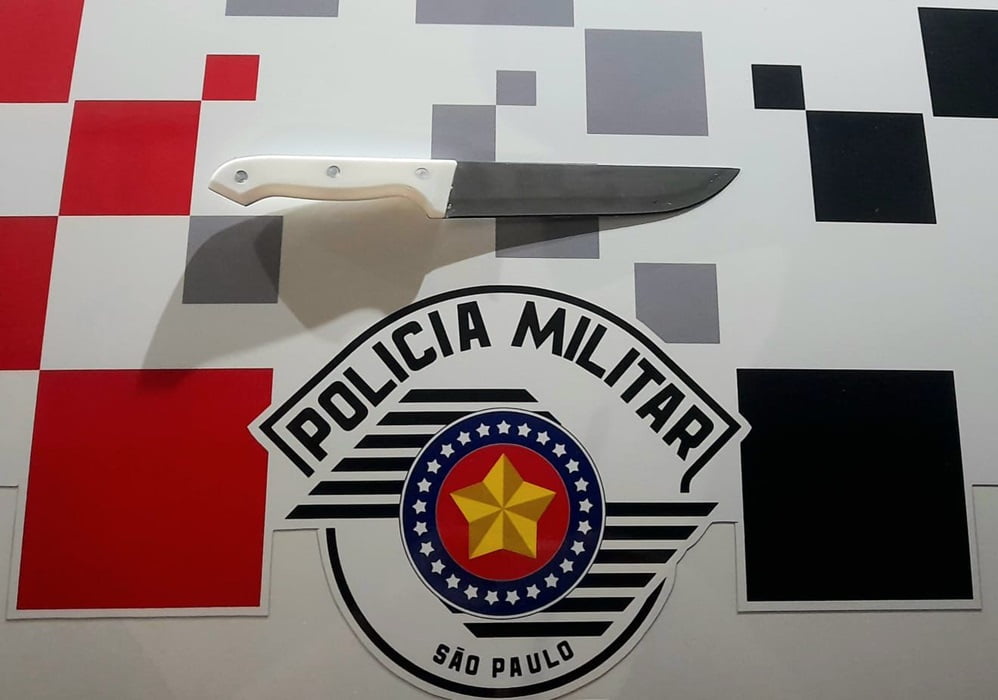 faca apreendida.Homem tem surto e é preso por esfaquear esposa no rosto em São José