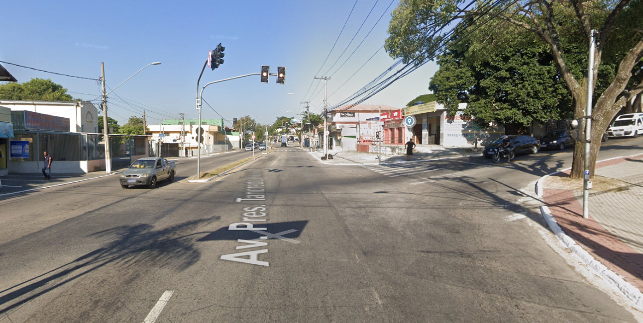 Acidente entre carro e moto deixa mulher ferida em avenida movimentada de SJC