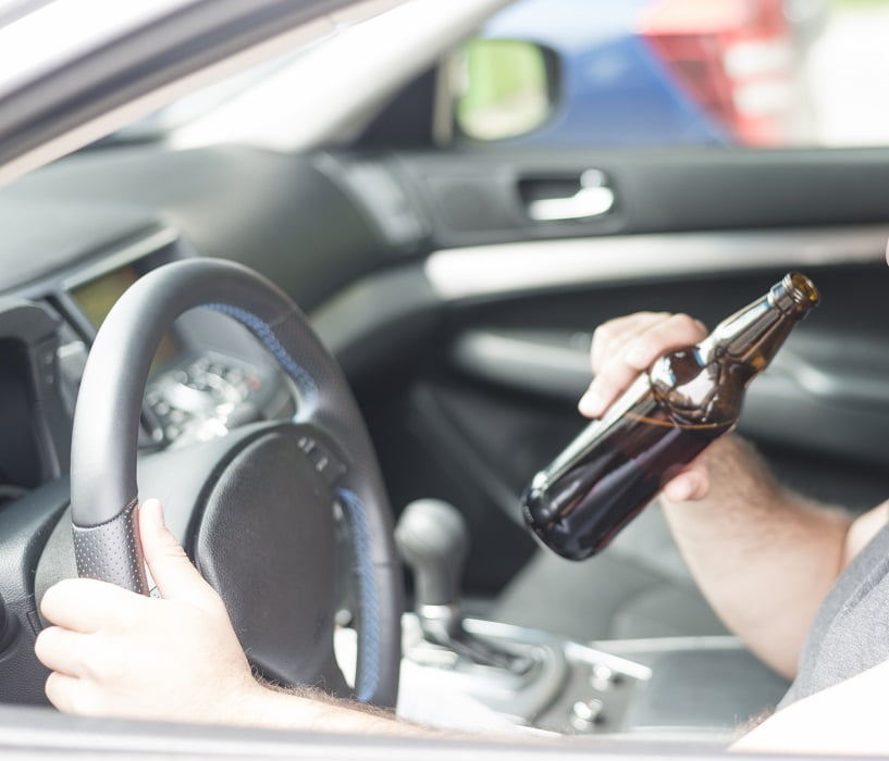 adulto-macho-com-cerveja-dirigindo-carro. Motorista bêbado colide com carro e é preso após tentativa de agressão em São José