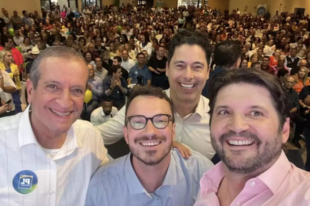 Celso Florêncio (centro) ao lado de lideranças do PL