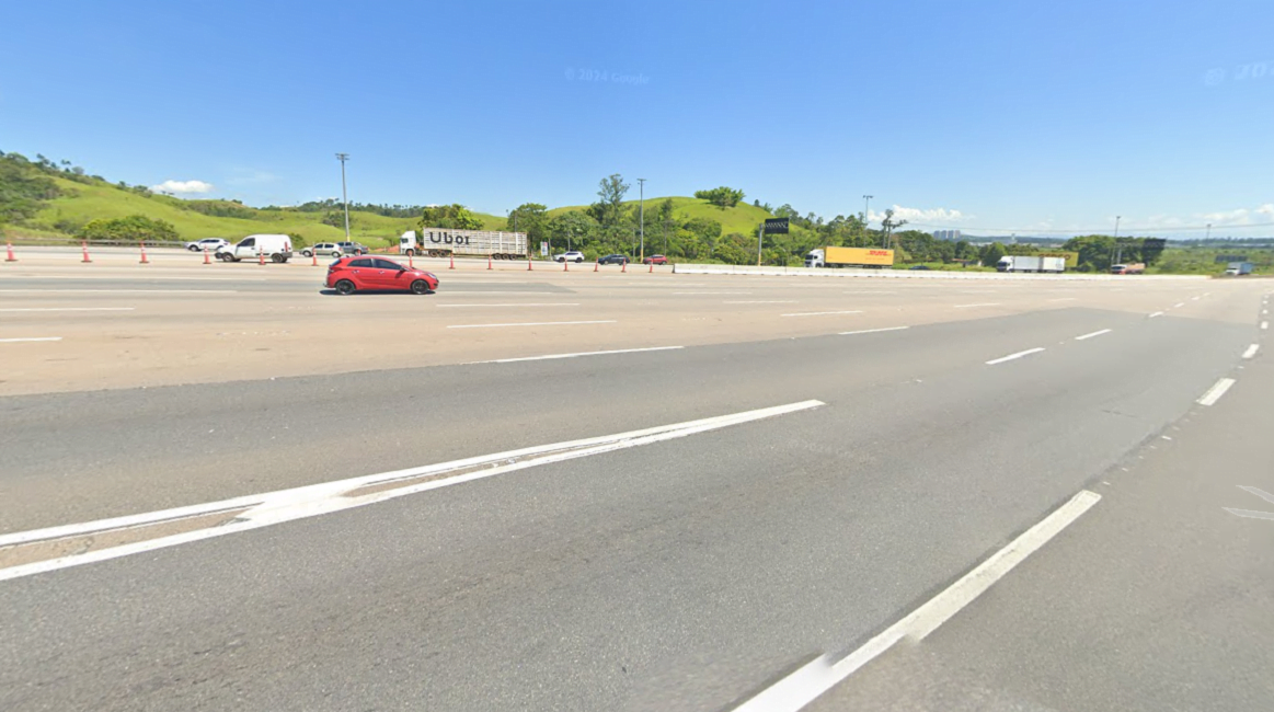 Homem morre atropelado por caminhão na Dutra, em Jacareí