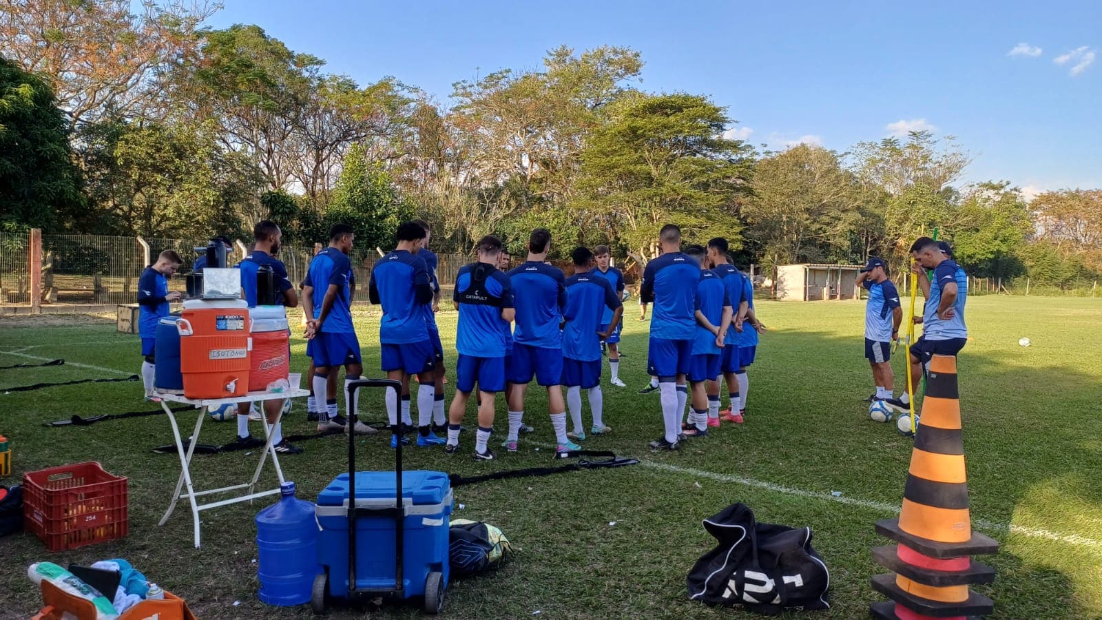 Elenco do São José EC antes de treinamento no campo da Vila Cristina