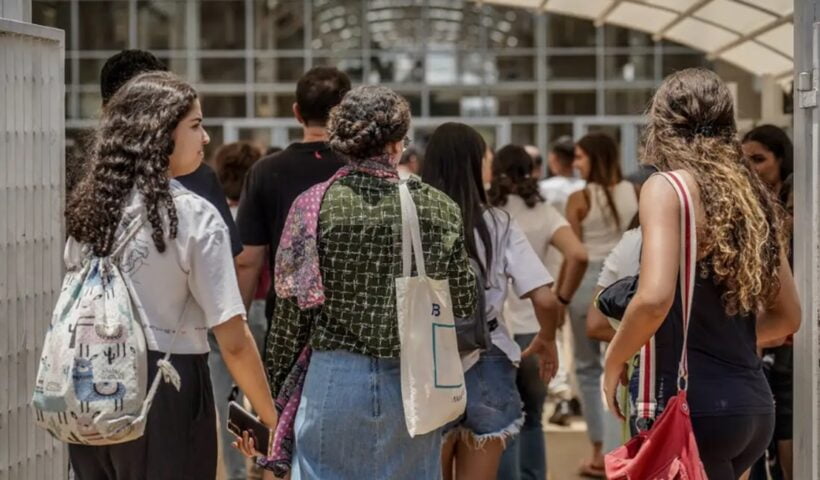 estudantes entrando em universidade. Prazo para pagar taxa de inscrição do Enem termina nesta quarta-feira