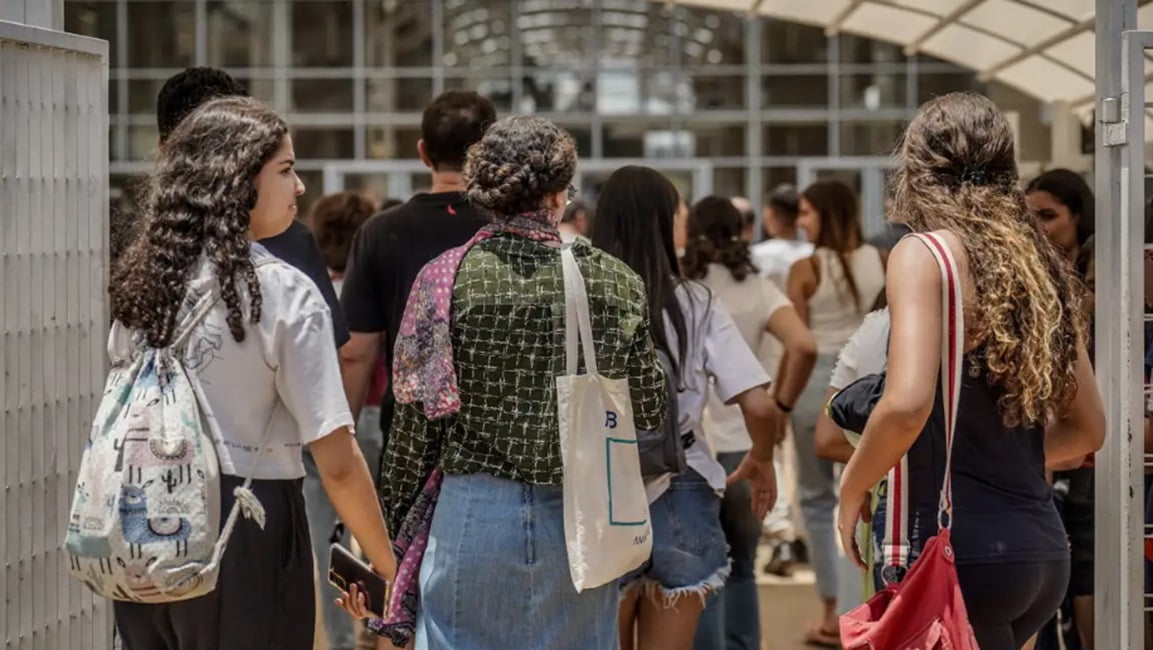 estudantes entrando em universidade. Prazo para pagar taxa de inscrição do Enem termina nesta quarta-feira