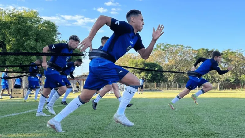 Elenco do São José EC treina no campo da Vila Cristina, na zona norte de São José dos Campos