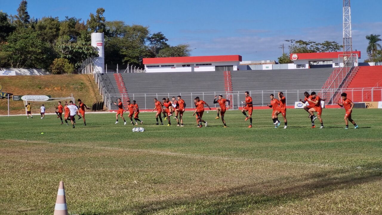 Elenco do Patrocinense realizando o treinamento de quinta-feira (6) no estádio Pedro Alves do Nascimento
