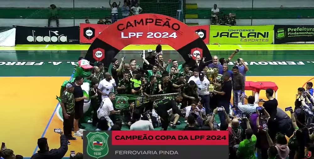 Jogadores do Pinda Futsal comemoram título inédito da Copa LPF