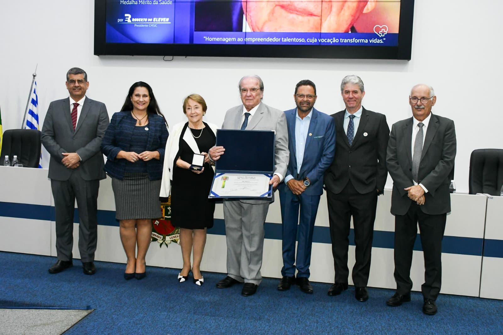 Dr. Ivã Molina recebe a medalha “Mérito da Saúde” na Câmara Municipal de São José dos Campos. Foto: Divulgação/Predicado Comunicação