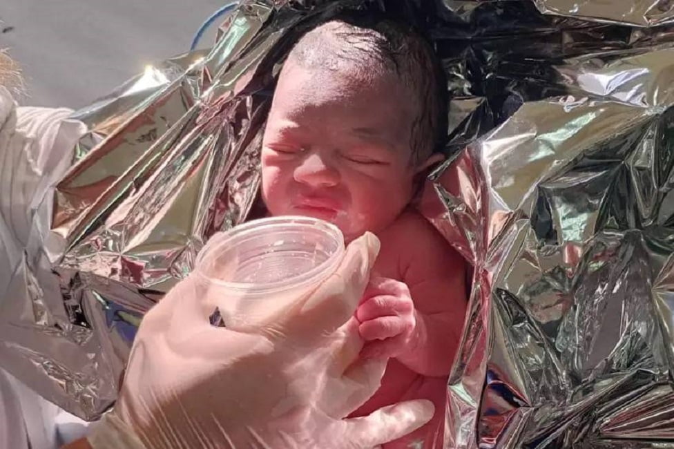 Bebê abandonada em caixa de papelão em São José está no HM e passa bem