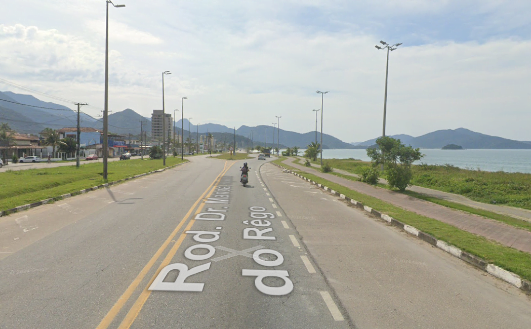 Caminhão tomba na Rio-Santos, no trecho de Caraguatatuba