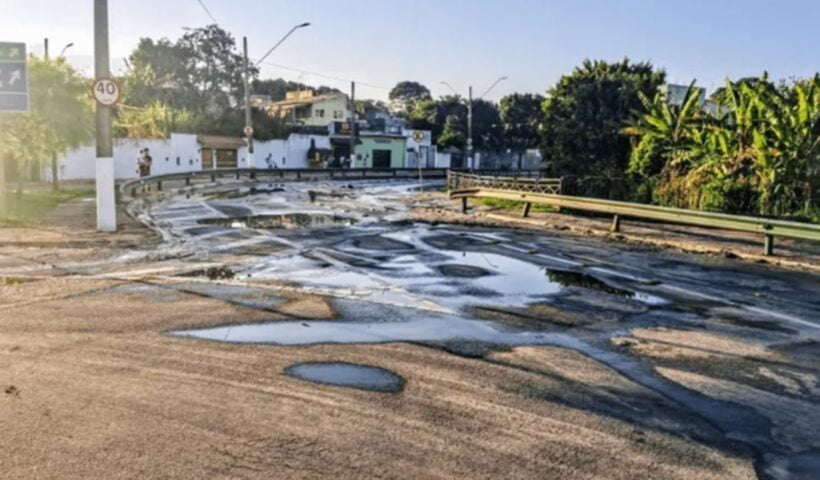 rua afetada com rompimento de adutora. Rompimento de adutora segue prejudicando abastecimento de água em Jacareí