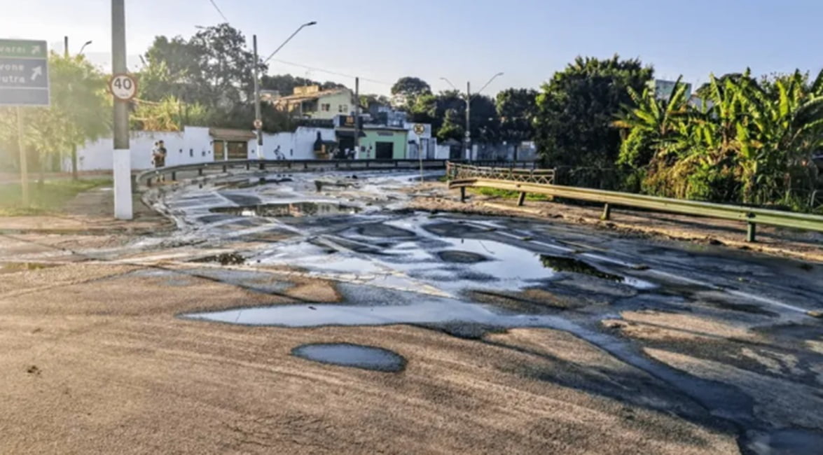 rua afetada com rompimento de adutora. Rompimento de adutora segue prejudicando abastecimento de água em Jacareí