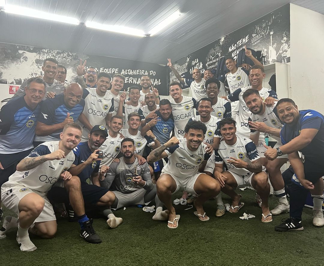 Jogadores do São José EC comemoram vitória sobre a Inter de Limeira no estádio Major Levy Sobrinho
