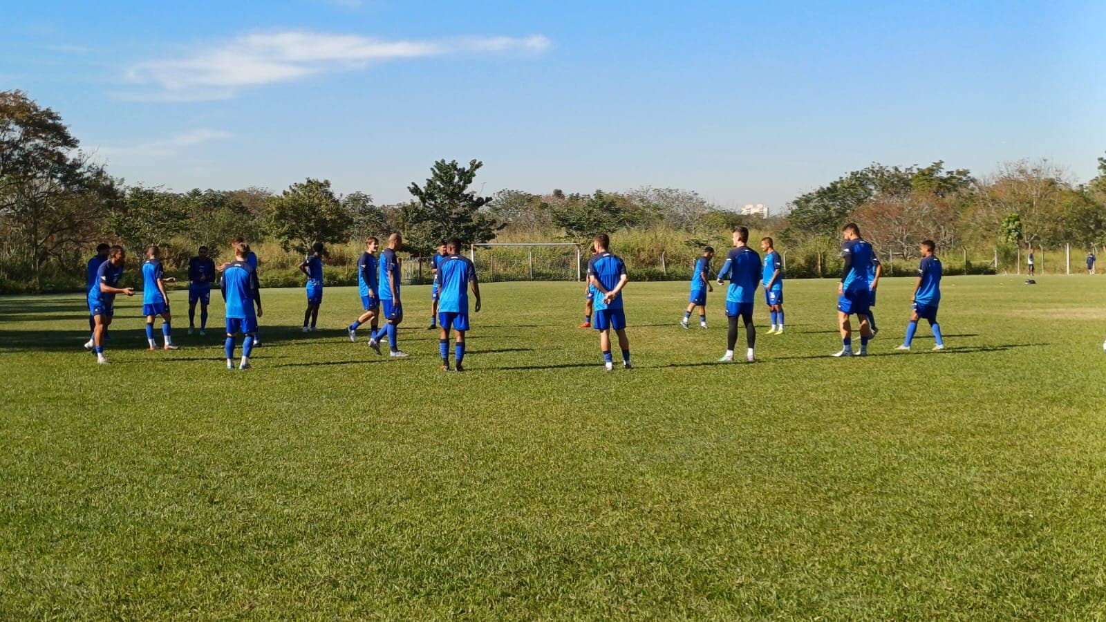 Elenco da Águia do Vale durante treinamento no campo da Vila Cristina, na zona norte de São José dos Campos
