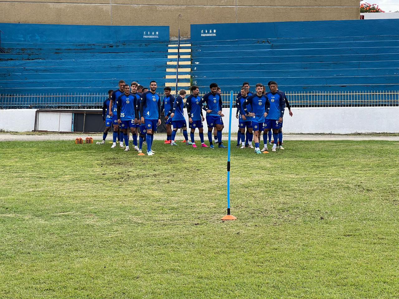 Elenco do São José EC em treinamento no campo do estádio Martins Pereira