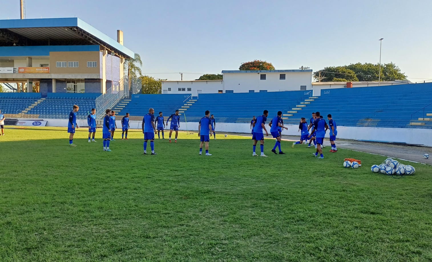 Jogadores do São José EC realizam último treinamento antes da partida desta quarta-feira (12) contra o Patrocinense, no Martins Pereira