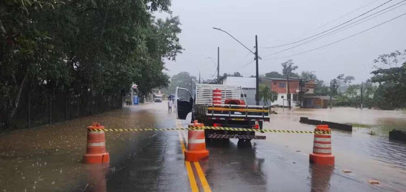 rua alagada perto de um caminhão. Chuva Intensa em Ubatuba: Chuva intensa em Ubatuba provoca alagamentos, interdições e risco de deslizamentos