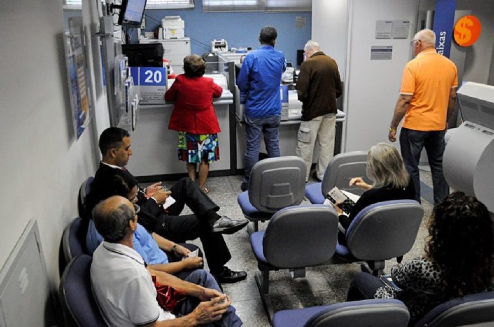 Estagiários são presos por golpes no INSS