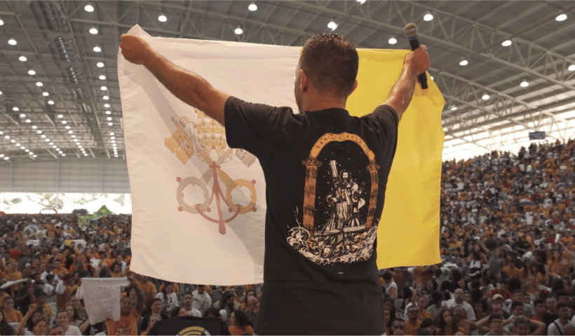 Pitter Di Laura segura bandeira do Vaticano durante 26ª edição do PHN