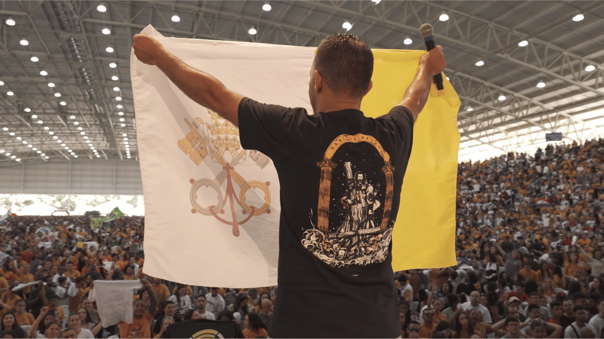Pitter Di Laura segura bandeira do Vaticano durante 26ª edição do PHN