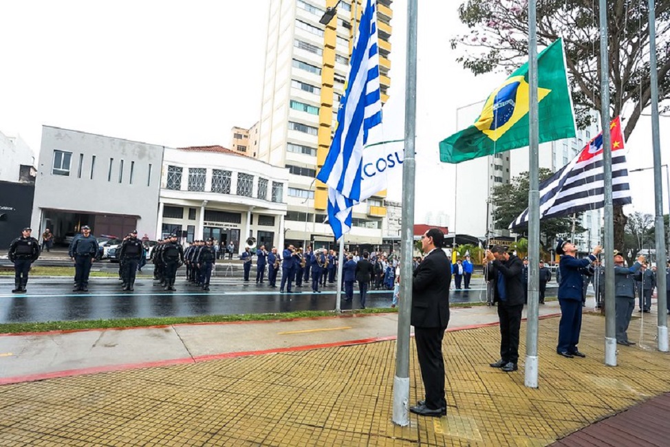 Hasteamento de bandeiras marca 9 de julho em São José dos Campos, na Orla do Banhado. Saiba mais sobre a Revolução Constitucionalista de 1932.