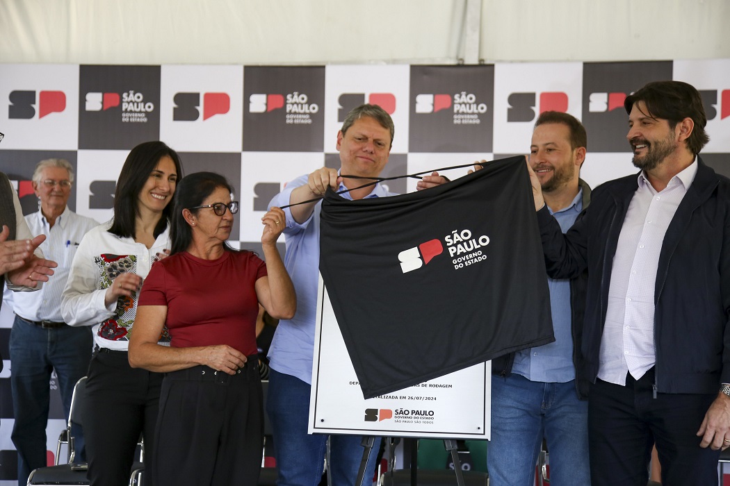 Tarcísio entrega obras no Vale e cita prolongamento da Carvalho Pinto até Aparecida