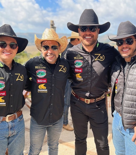 Em romaria a cavalo, Zé Neto e Zezé di Camargo devem chegar em Aparecida nesta sexta-feira (5) -