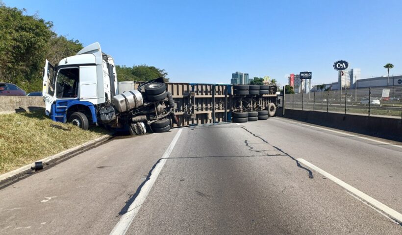 Carreta tomba e bloqueia Via Dutra em São José dos Campos