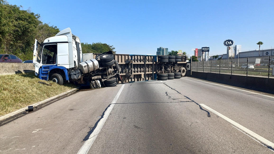 Carreta tomba e bloqueia Via Dutra em São José dos Campos
