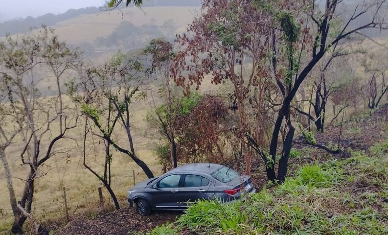 Veículo cai em ribanceira de 15 metros em rodovia de Cunha