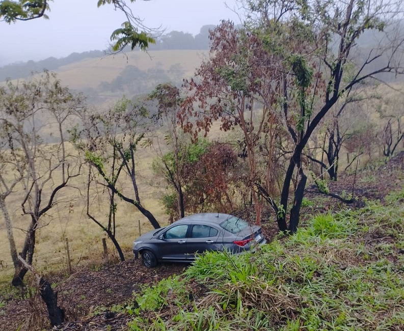 Veículo cai em ribanceira de 15 metros em rodovia de Cunha