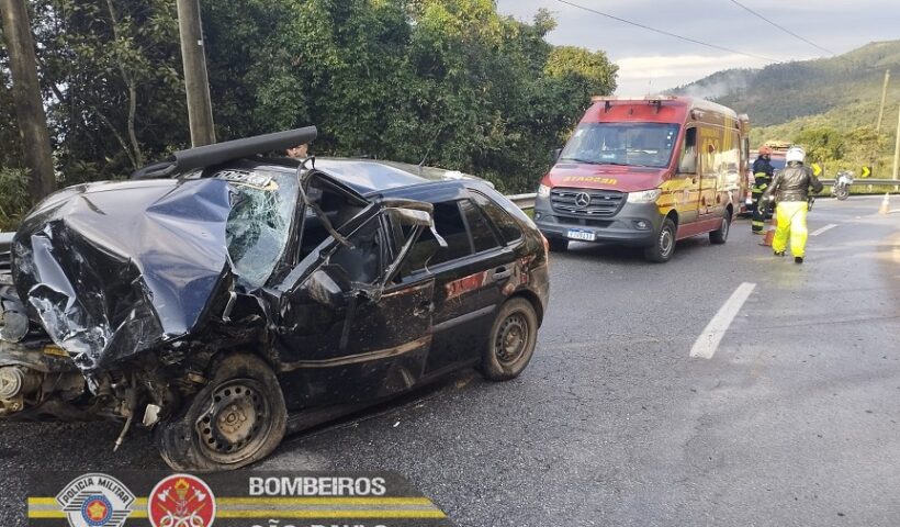 veículo acidentado com viatura dos bombeiros próxima. Acidente na Floriano Rodrigues Pinheiro, em Tremembé, deixa cinco feridos