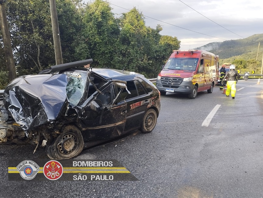 veículo acidentado com viatura dos bombeiros próxima. Acidente na Floriano Rodrigues Pinheiro, em Tremembé, deixa cinco feridos