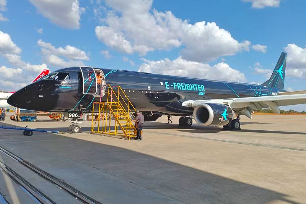 Embraer estreia novo jato E-Freighter na Inglaterra em comemoração aos 55 anos da empresa