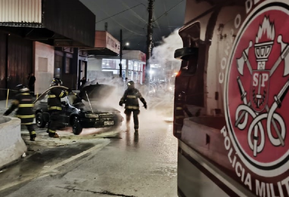 Carro é tomado por chamas em Caraguatatuba