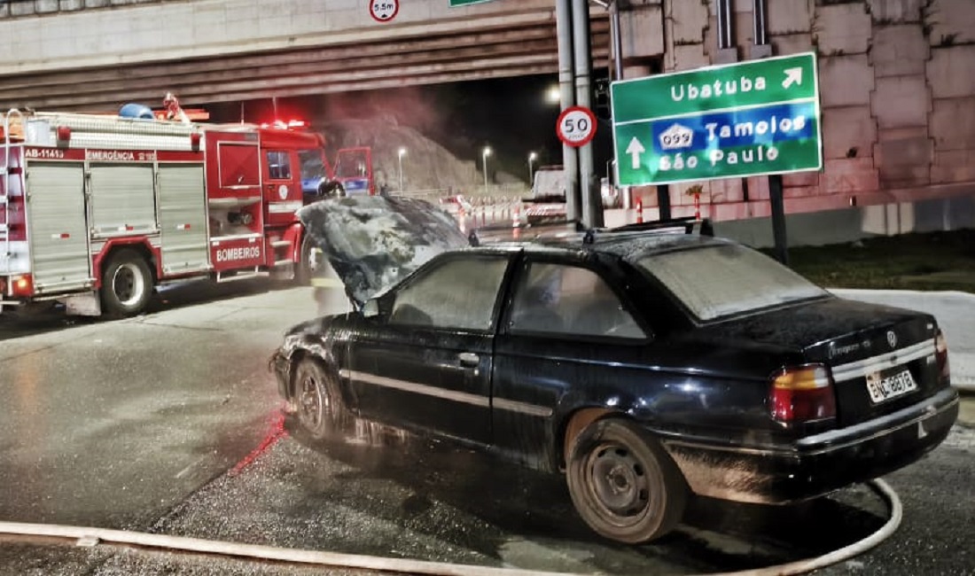 Carro é tomado por chamas em Caraguatatuba