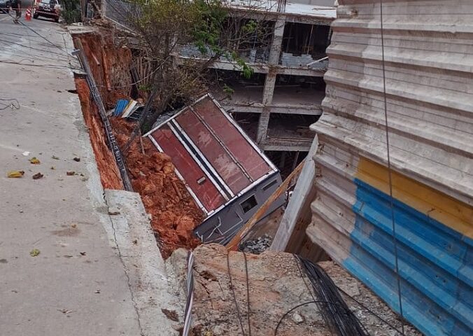 FOTOS: Parte de prédio desaba na zona sudeste de São José dos Campos