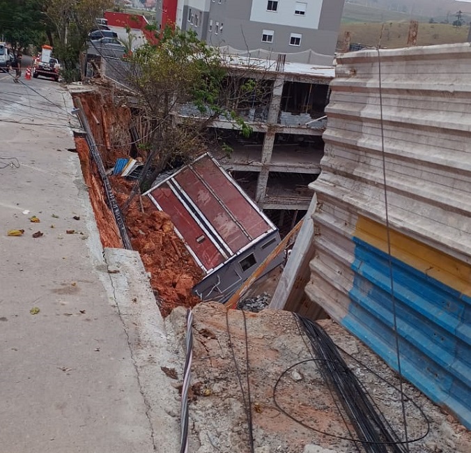 FOTOS: Parte de prédio desaba na zona sudeste de São José dos Campos
