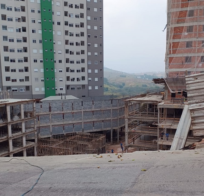 Parte de prédio desaba na zona sudeste de São José dos Campos