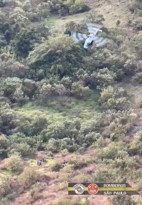 Bombeiros resgatam corpo de escalador que morreu ao cair da Pedra do Baú