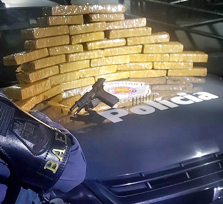PM prende dupla com 33 tijolos de maconha na Vila Rica, em São José
