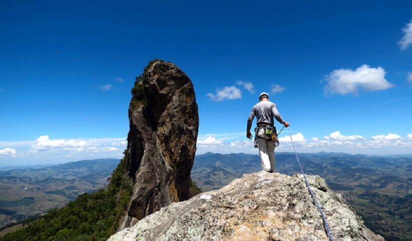 Escalador morre ao cair da Pedra do Baú, em São Bento do Sapucaí diz PM