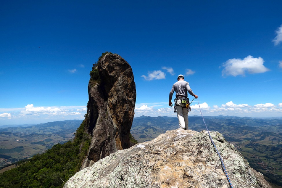 Escalador morre ao cair da Pedra do Baú, em São Bento do Sapucaí diz PM
