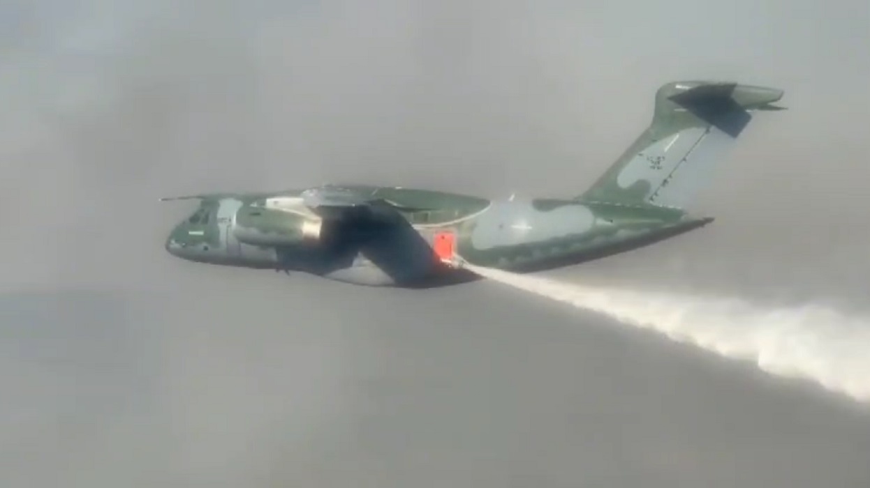 Avião da Embraer já lançou mais de 200 mil litros de água contra incêndios no Pantanal