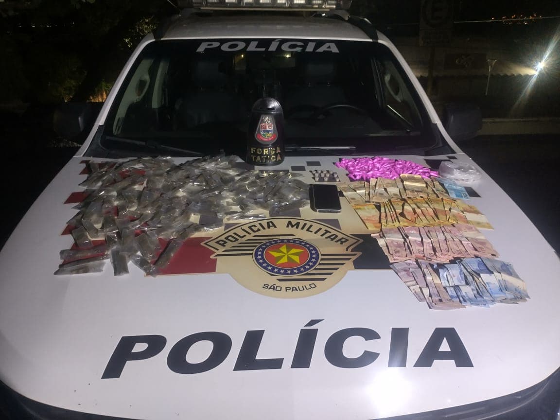 Um casal foi preso por tráfico de drogas na noite deste sábado (13), na Potim, no bairro Chácara Tropical.