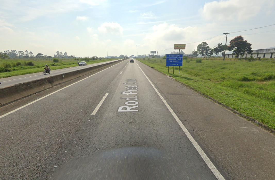 Caminhão tomba e causa congestionamento de 2 Km na Via Dutra, em Pinda